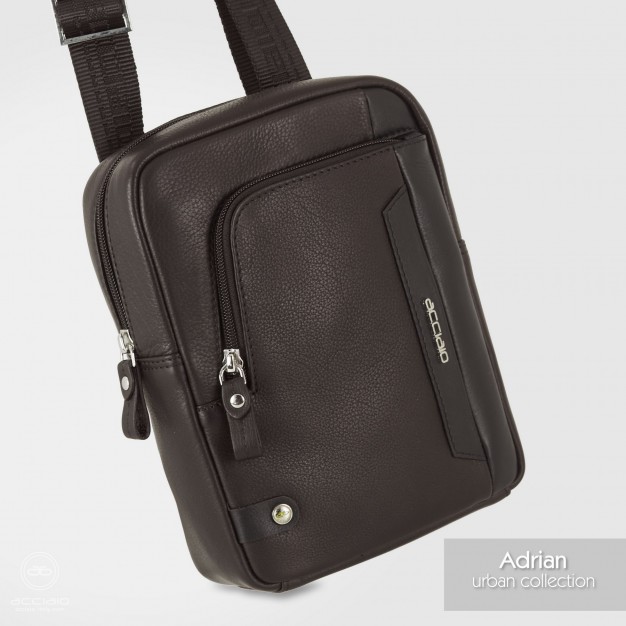 Adrian – Borsello Uomo in Pelle Nera Borsello uomo acciaio Adrian in pelle pieno fiore nera con tasca frontale con zip