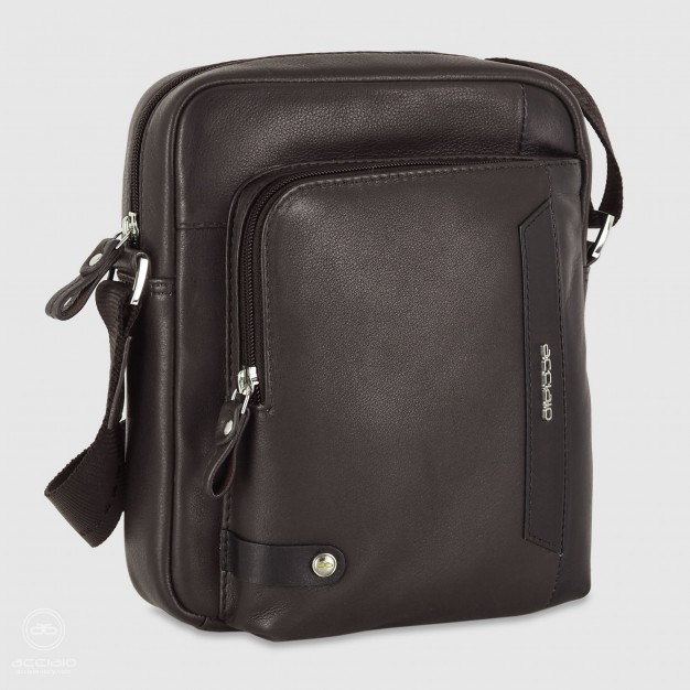 Julian – Borsello Uomo Compatto in Pelle Marrone Borsello uomo Acciaio Julian in pelle pieno fiore marrone con tasca anteriore con zip