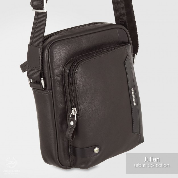 Julian – Borsello Uomo Compatto in Pelle Marrone Borsello uomo Acciaio Julian in pelle pieno fiore marrone con tasca anteriore con zip