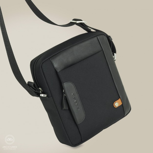 Borsello uomo piccolo Nero a tracolla in tessuto e pelle Borsello uomo piccolo Nero a tracolla in tessuto e pelle