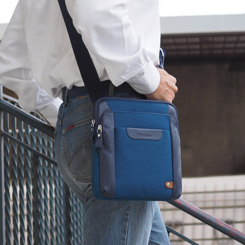 man's shoulder bag blue