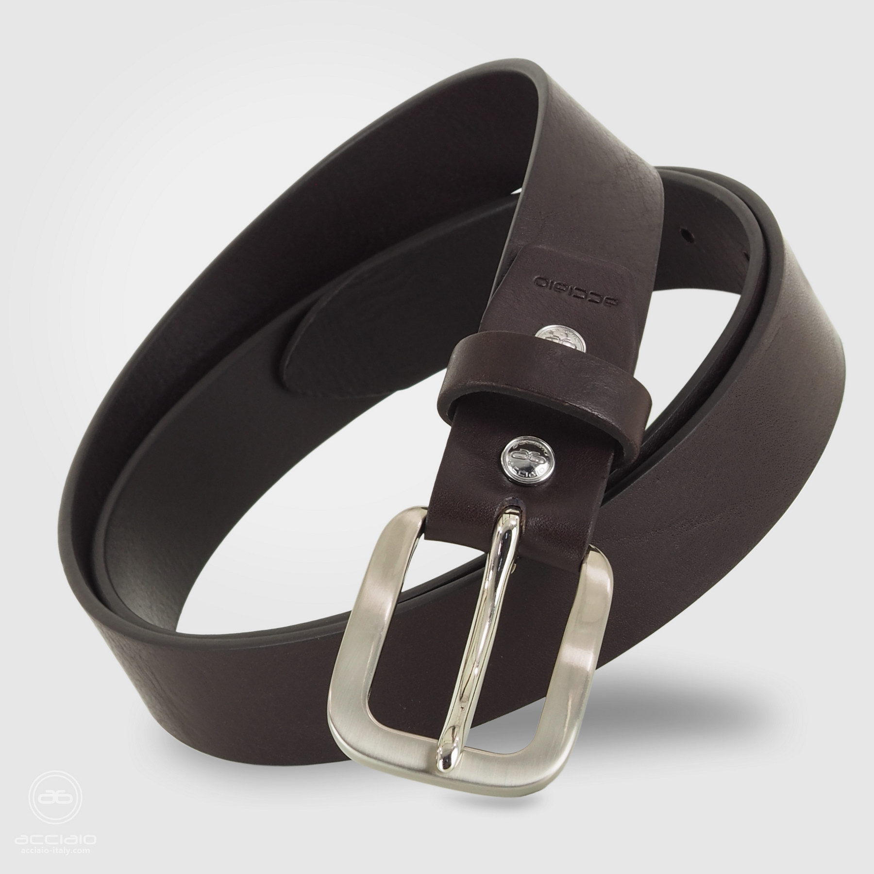 woman's belt in brown leather